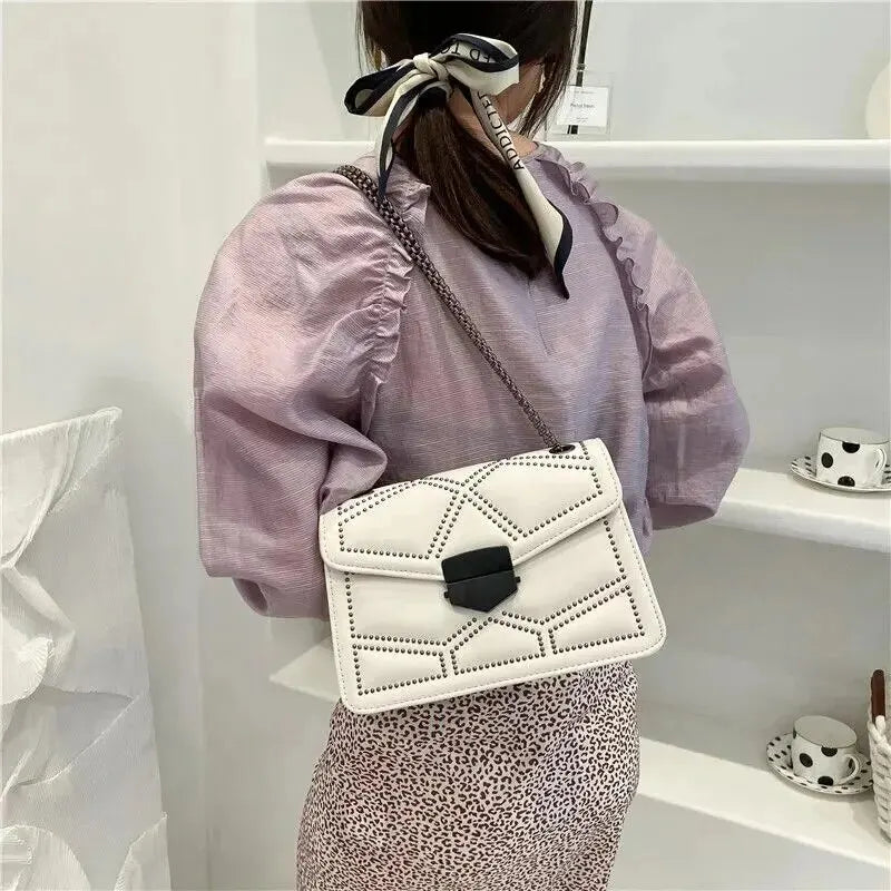 Bolsa Vintage com Corrente - Feminina GLAMOUR
