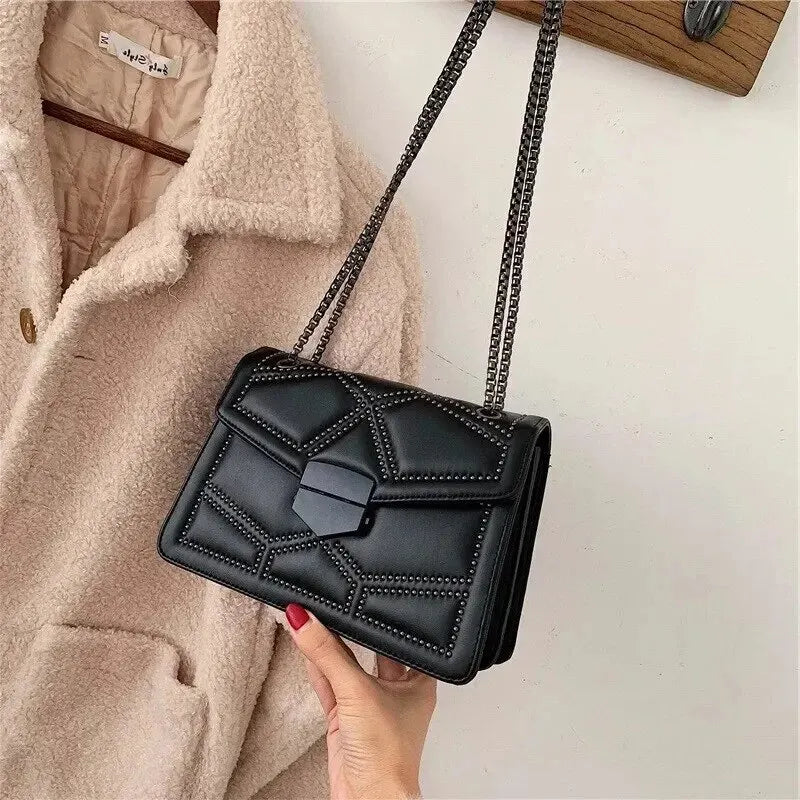 Bolsa Vintage com Corrente - Feminina GLAMOUR
