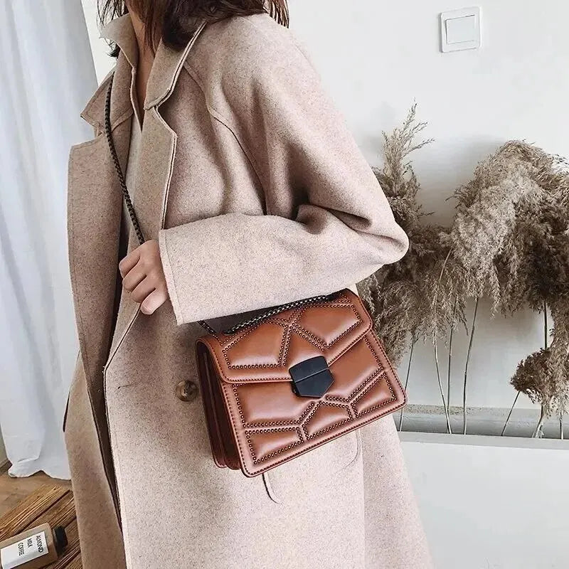 Bolsa Vintage com Corrente - Feminina GLAMOUR