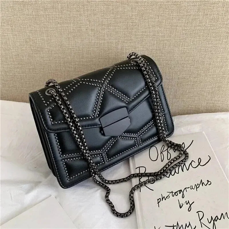 Bolsa Vintage com Corrente - Feminina GLAMOUR